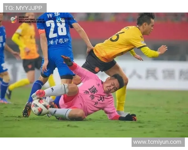 永不退缩的足球明星在逆境中崛起展现无畏精神与坚定信念